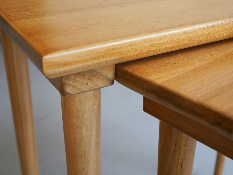 Comore Sunのチーク製ネストテーブル2段セット