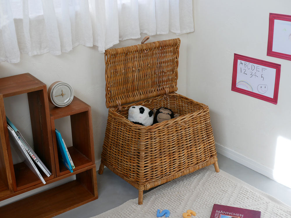 ラタン脚付きの収納バスケット