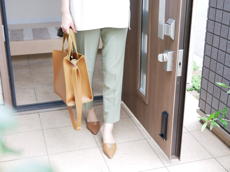 tower(YAMAZAKI)の【smart/スマート】マグネット折り畳みドアストッパー。スチール製本体とシリコン樹脂部品を使用し、強力な磁石でドアに固定でき、コンパクトに折り畳むことが可能です。