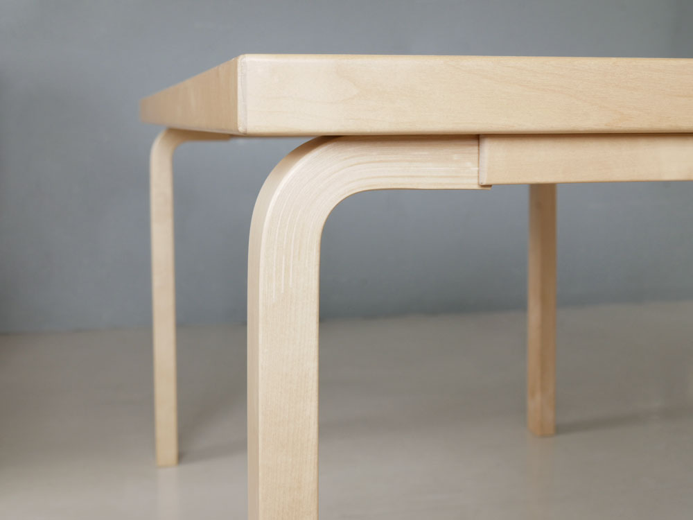 アルテックのアルヴァ・アアルトデザインバーチ材テーブル82A/82B、クリアラッカー仕上げのシンプル組立家具