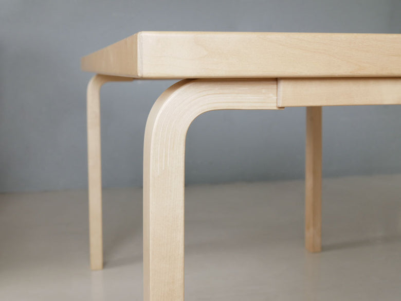 アルテックのアルヴァ・アアルトデザインバーチ材テーブル82A/82B、クリアラッカー仕上げのシンプル組立家具