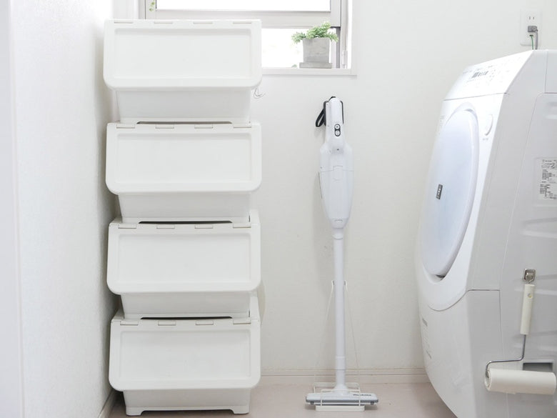 YAMAZAKIのスティッククリーナースタンド。スチール製で高さ約38cm、家庭用掃除道具を整理できるタワー型デザイン