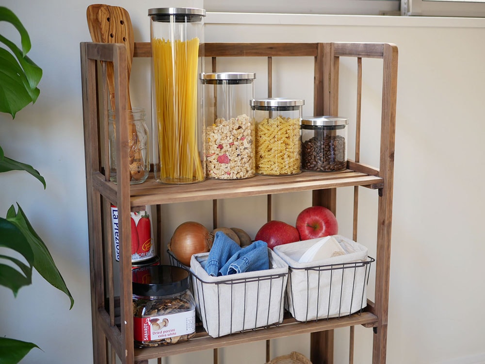 木目調の棚に並べられたSALUSセイラスのスカンディックキャニスター、耐熱ガラスとステンレス素材の食品保存用容器