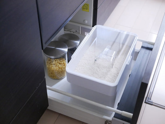 タワー製銀色の密閉シンク下米びつと付属の計量カップ