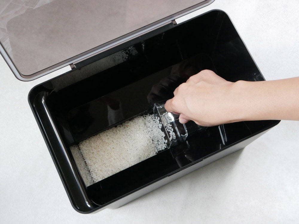 tower（YAMAZAKI）の密閉シンク下用米びつ、ABS樹脂製で計量カップ付き