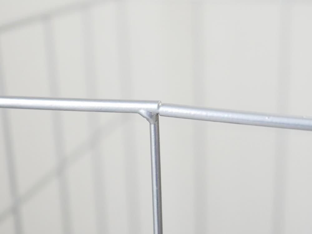 BRIDランドリーストレージ ラウンド33L、銀色のスチール製丸型収納ボックスにメッシュハンドルが付いたデザイン