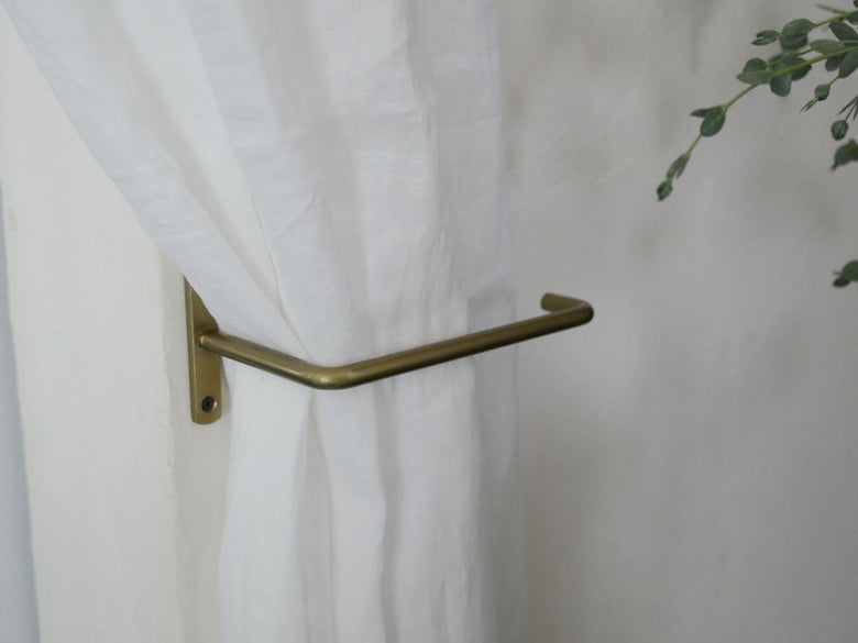 ポッシュリビングのアイアン製マルチハンガーとシャワーカーテン