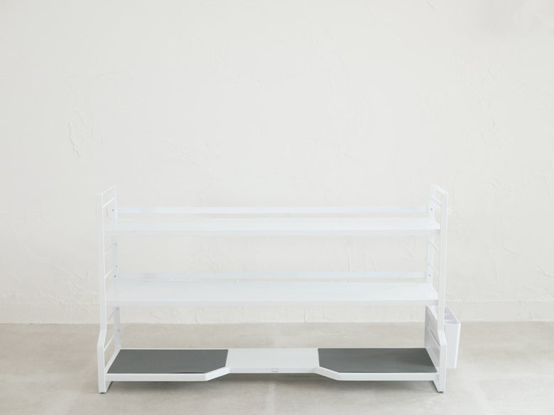 YAMAZAKI/tower製コンロ奥ラック、スチールとシリコーン素材の5段棚がキッチンのコンロ横に設置された収納ラック