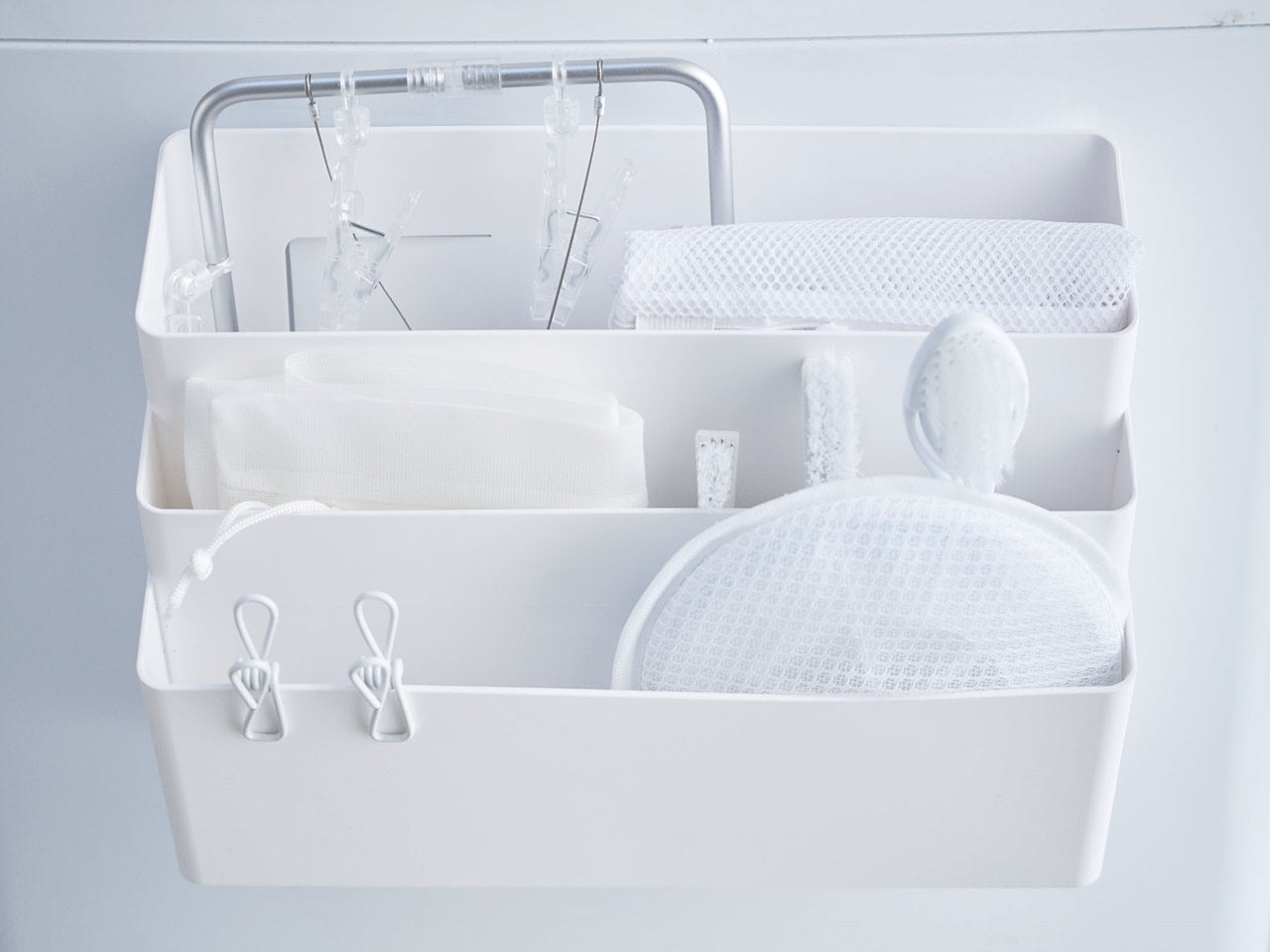 洗濯機横に取り付けた3段マグネット収納ポケット