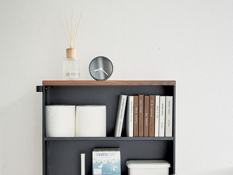 本や植物が置かれたYamazaki製スリムトイレラック