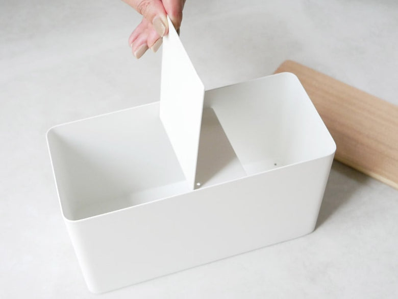 Yamazakiのサニタリー収納ケース、スチール製ボックスと木製蓋