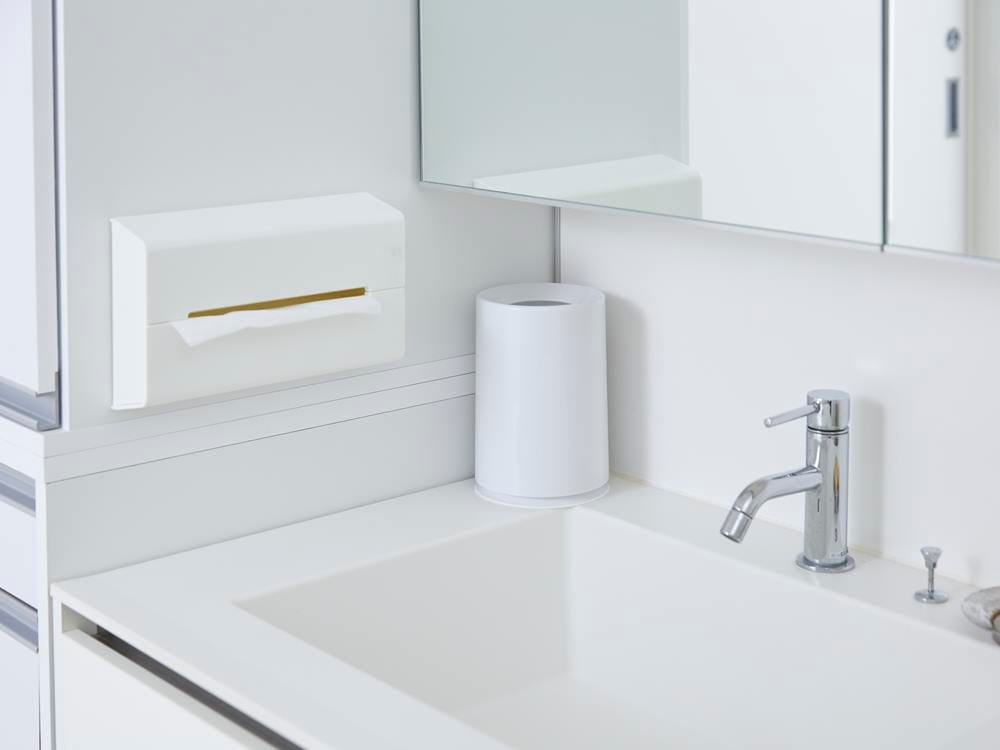 ideaco【WALL】ティッシュケースが設置されたモダンなバスルーム