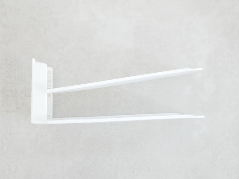 棚に置かれたプラスチック製シュースペースセーバー