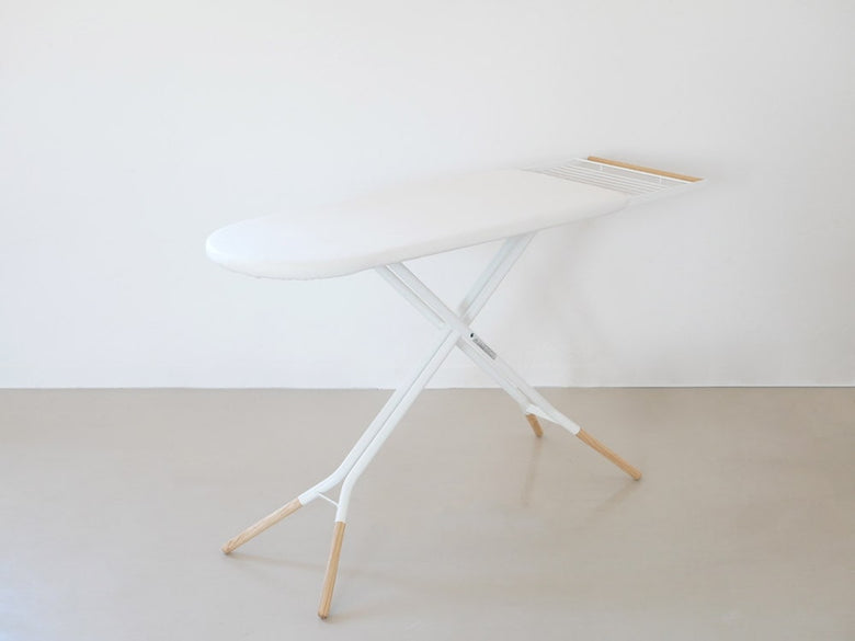 YAMAZAKI/toscaスタンド式アイロン台、麻綿の表面布と天然木の脚を備えた幅117cmの製品