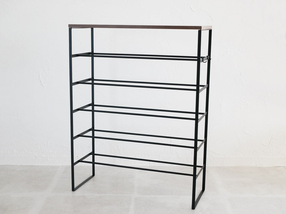 YAMAZAKI/towerブランドの天板付きシューズラック、スチールフレームと天然木棚を備えた多段式シューズオーガナイザー