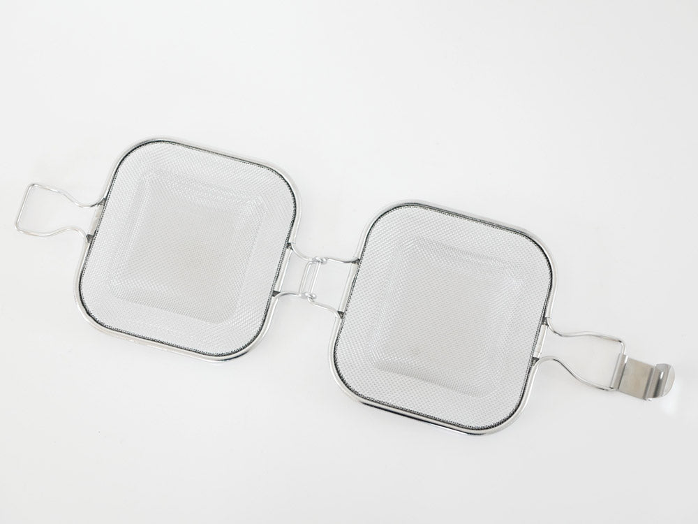 シルバートレイにキッチン用具とプラスチック食品保存容器