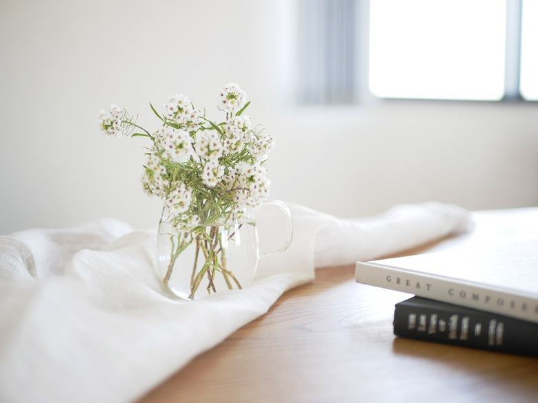 花で飾られたキントーのUNITEAミルクピッチャー