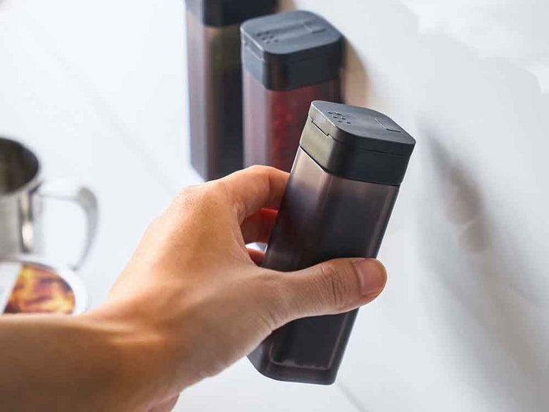 tower/タワーの黒色マグネットスパイスボトル