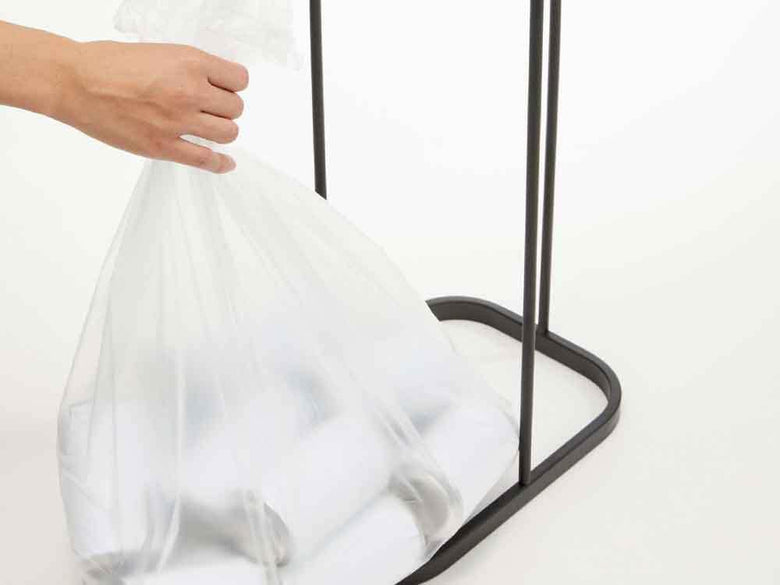 スチールとプラスチックでできた分別ゴミ袋ホルダー