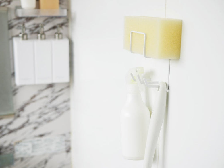 ヤマザキのマグネット式バスルームツールホルダー