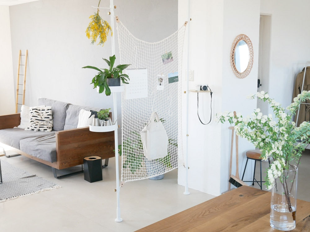 "明るい照明とモダン家具が配置されたスタイリッシュな室内"