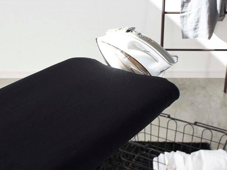 YAMAZAKIタワーの軽量スタンド式アイロン台