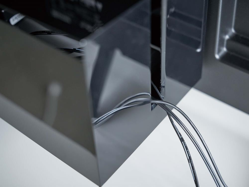 スマートテレビ裏に設置されたシルバーのケーブルボックス