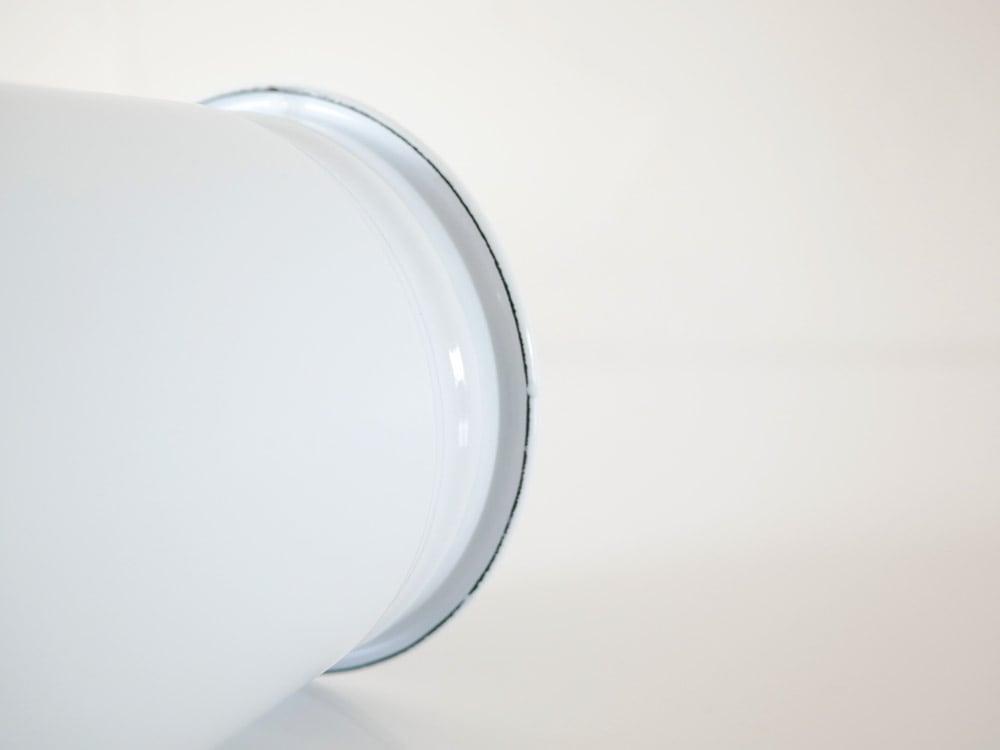 白いプラスチック製の円筒形ユーテンシルホルダー