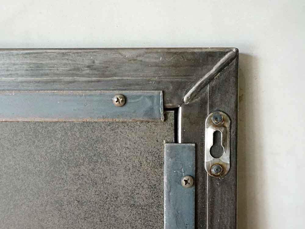 adepeche製の銀色スチール仕上げミラー