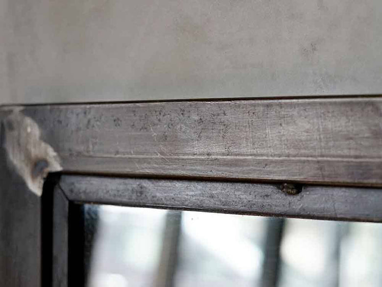 グレーとシルバーの木製ミラー