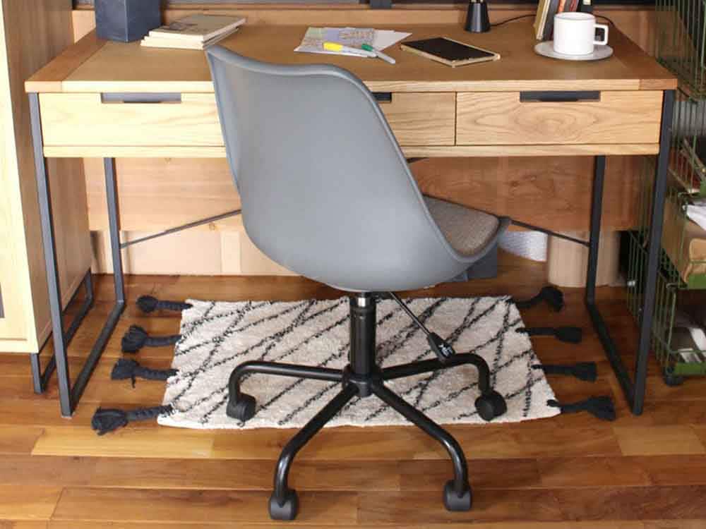グレーアイボリーのキャスターチェアと木製デスク