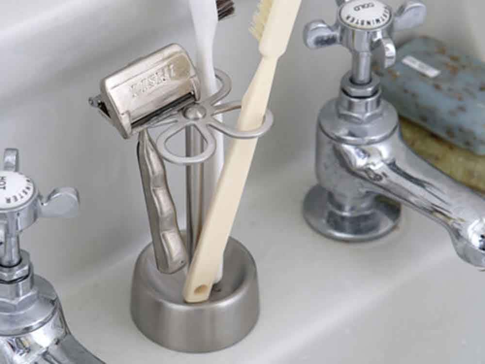 DULTONのステンレス4ホールトゥースブラシホルダーが設置された洗面台