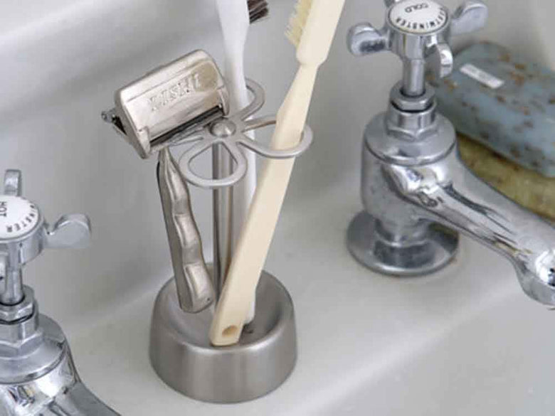 DULTONのステンレス4ホールトゥースブラシホルダーが設置された洗面台