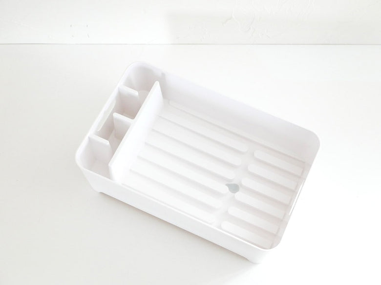 YAMAZAKI/towerのプラスチック製水切りバスケットと蓋が食器や調理器具と共にキッチンに配置されている