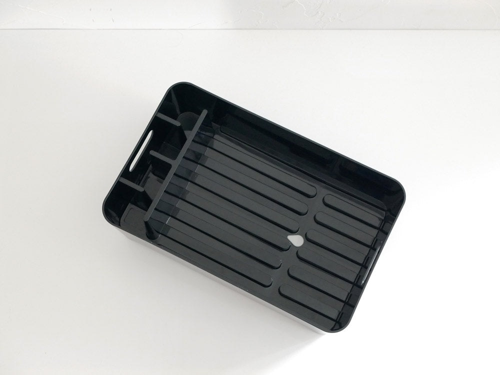 YAMAZAKI/towerの水切りバスケット。ABS樹脂製のプラスチックトレイとシリコン蓋がセットになったキッチン用サービングトレイ