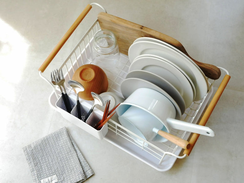 YAMAZAKIのトスカブランド水切りバスケット。スチールと木材を使用したキッチン用食器ラックで、幅47cm、高さ20cm。