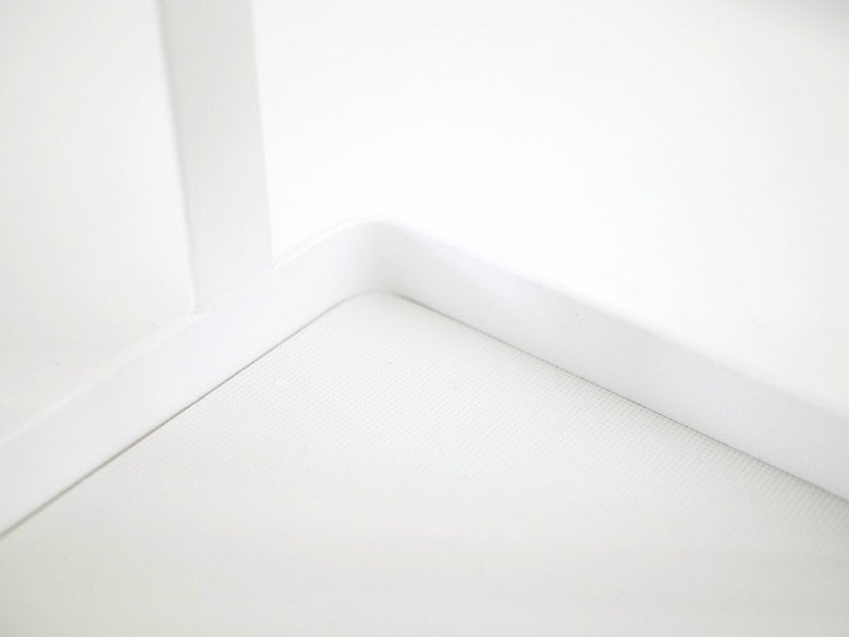 YAMAZAKI/towerブランドの白色デスクバー、スチールと天然木を使用した机上アクセサリー