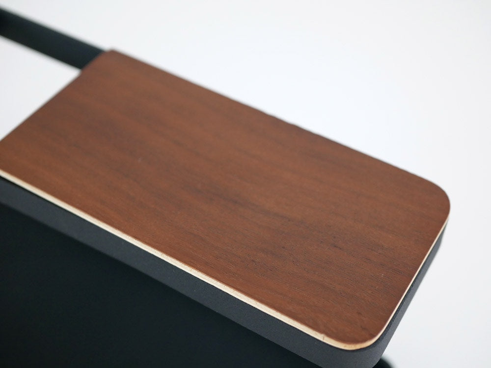 YAMAZAKIタワー デスクバー、天然木積層合板の天板とスチールフレームを組み合わせた木製デスクアクセサリーの製品写真