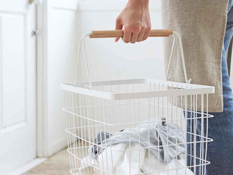 Yamazaki/towerのtoscaランドリーワイヤーバスケット。スチール製ハンドルが付いたプラスチック製の収納用洗濯バスケット。