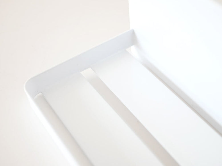 YAMAZAKI/tower製マグネットバスルームラック。スチール製で幅18cm、高さ8cm、マグネットにより浴室の平らな壁面に簡単に取り付け可能な収納ラック。