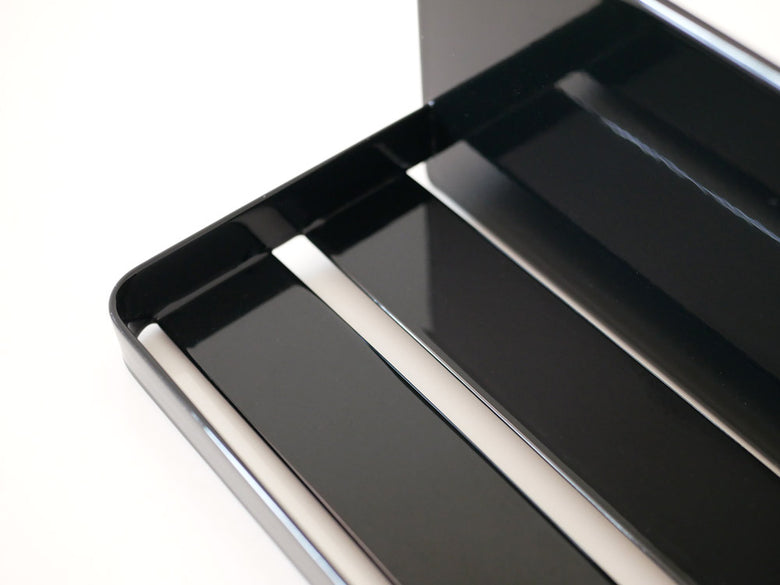 YAMAZAKI/tower製銀色スチールマグネットバスルームラック、平らな壁面に簡単に取り付け可能なコンパクトなデザイン