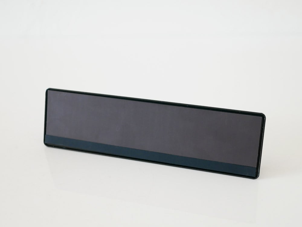 YAMAZAKI/tower製スチールマグネットバスルームフックが浴室の平らな壁面に取り付けられている様子