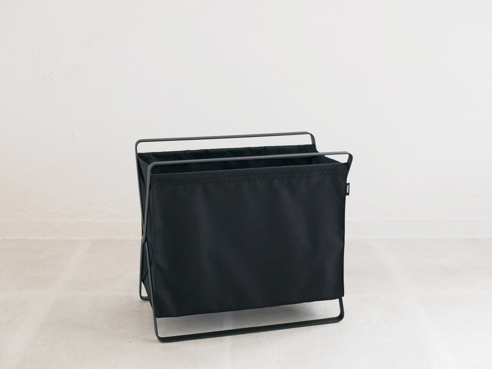 YAMAZAKIタワーの灰色手荷物収納ボックス。スチールフレームとポリエステル製バスケットを使用した耐久性のある収納用品