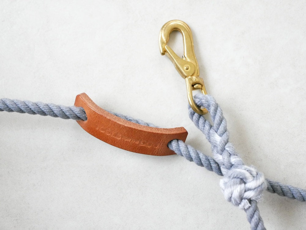手染めのTOOLS FOR THE DOGドッグリード、ロープとストラップで結ばれた結び目が特徴の日本製