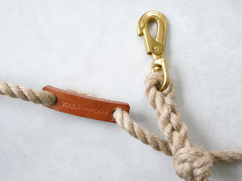 TOOLS FOR THE DOG製手染めレザーと編み込みロープを使用した耐久性の高いドッグリード、小型から中型犬の飼い主向け