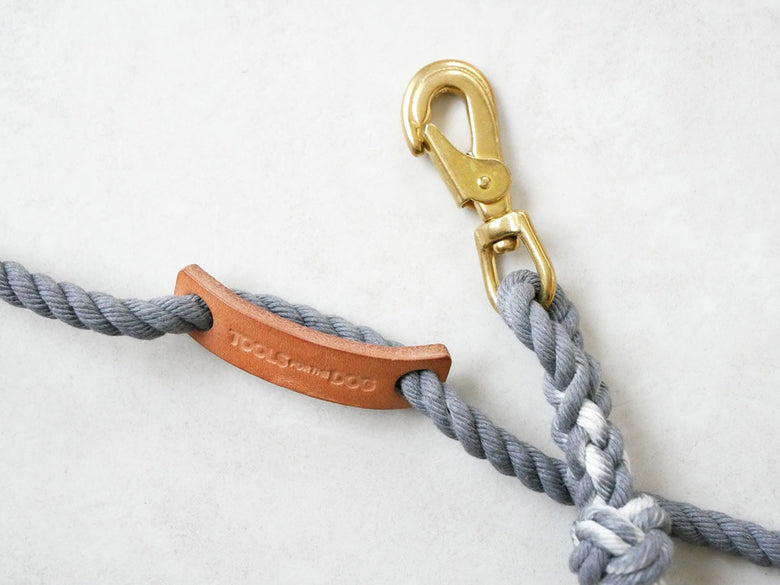 TOOLS FOR THE DOGの手染め革製ドッグリーシュ。ロープとカラビナを使用し、結び目が特徴的な耐久性の高いデザイン。