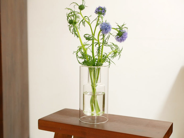 POSH LIVINGのガラス製シリンダーベースに美しくアレンジされたカットフラワーの花束