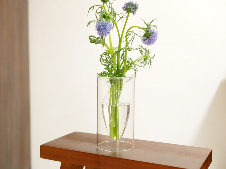 ポッシュリビングのガラス製フロートベースに切り花がアレンジされた花器