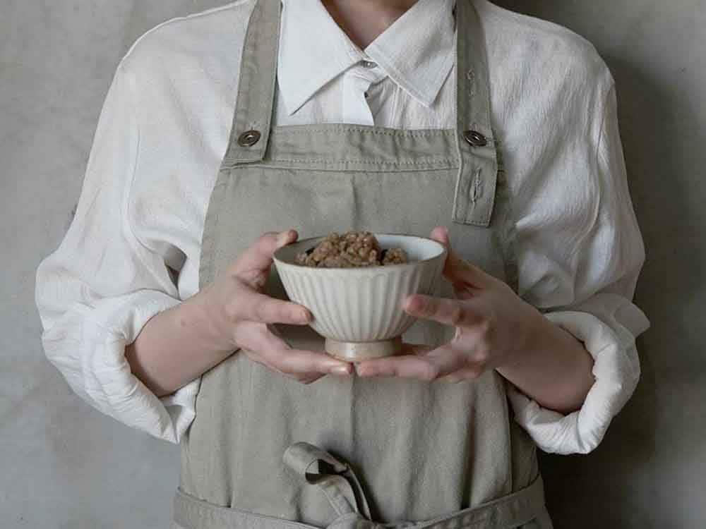 アデペシュの美濃焼OTOHAボウルを用いた調理風景