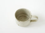 南窯の手作り荒粉引マグカップ、陶器製で温かみのあるデザイン
